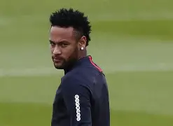 内马尔赛前列队欢迎维尼修斯，尊重对手尽显风度！的简单介绍