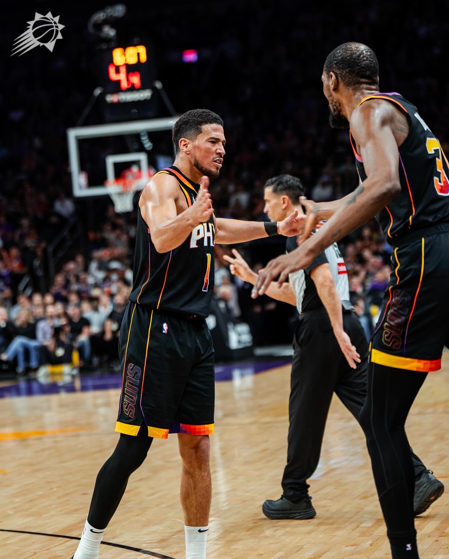 杜兰特在G2比赛中挺进下一轮,出色防守引发热议! 杜兰特在G2比赛中挺进下一轮,出色防守引发热议!